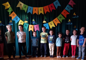 Dzieci z grupy zielonej prezentują piosenkę pt. "Lato na wakacjach".