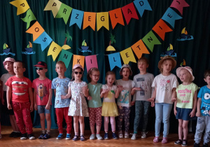 Dzieci z grupy czerwonej prezentują piosenkę pt. "Przyszło lato".