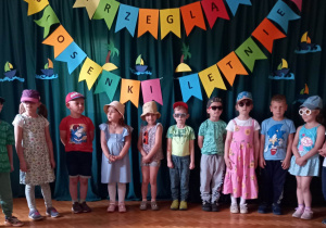 Dzieci z Przedszkola Miejskiego nr 7 prezentują piosenkę pt. "Zagościło u nas lato".