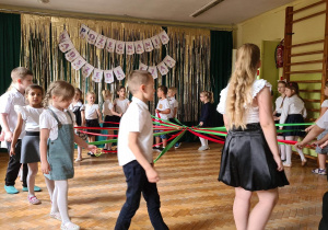 Dzieci tańczą ze wstążkami układ taneczny do piosenki "Obiecaj mi".