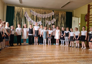 Dzieci śpiewają piosenkę "Przedszkola czas już minął".