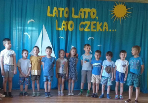 Dzieci z grupy zielonej śpiewają piosenkę.