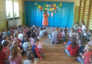 Pani Kamila wita przedszkolaki na uroczystości z okazji Dnia Przedszkolaka.