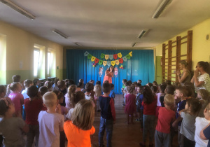 Dzieci tańczą do piosenki pt."A ram sam sam".