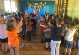 Dzieci tańczą do piosenki pt."Ciu ciu ła".