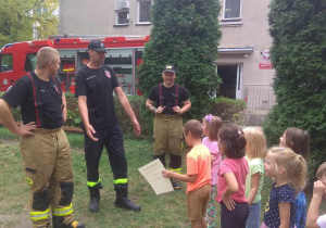 Dzieci wręczają strażakom podziękowania i dyplom "Przyjaciela Przedszkola".