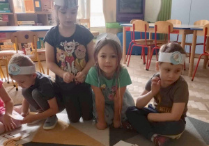 Dzieci układają puzzle z ziemniakiem.