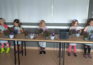 Dzieci przygotowują sie do przesadzania roślin.