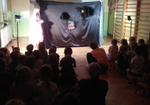 Dzieci oglądają przedstawienie teatralne pt.: "Żabi król".
