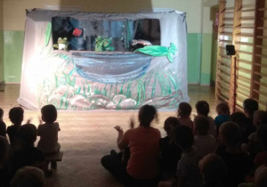 Dzieci oglądają przedstawienie teatralne pt.: "Żabi król".