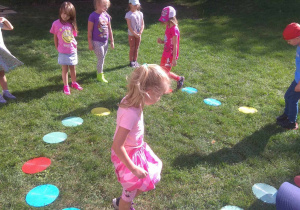 Dzieci ćwiczą w ogrodzie przedszkolnym.