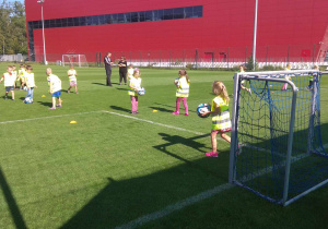 Dzieci podczas treningu piłki nożnej.