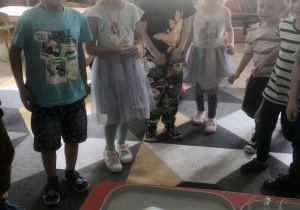 Dzieci obserwują wybuch piany.