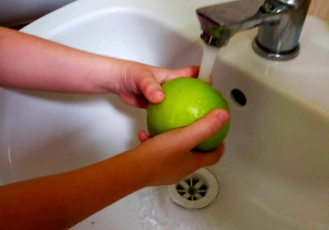 dzieci myją owoce.