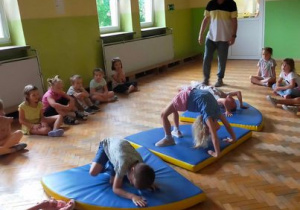 Dzieci z najstarszych grup wykonują ćwiczenia gimnastyczne.