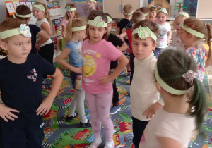 Dzieci tańczą układ taneczny do piosenki "Kasztanki".