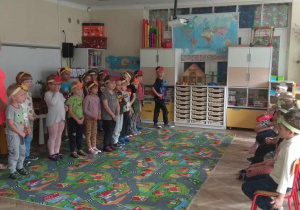 Dzieci z grupy czerwonej prezentują swoje umiejętności wokalne w piosence "Kolorowe listki".