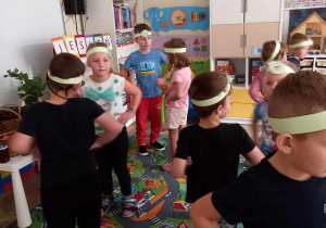 Dzieci z grupy zielonej prezentują swoje umiejętności wokalne i taneczne w piosence "Kasztanki".
