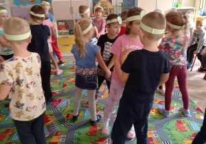 Dzieci prezentują układ taneczny do piosenki "Kasztanki".