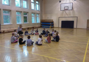 Dzieci zapoznaja się z zasadmi korzystania z sali gimnastycznej.
