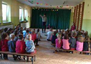 Dzieci wykonują powitalną koncertową piosenkę.