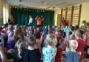 Dzieci naśladują tancerza w tańcu.