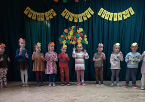 Dzieci z Przedszkola Miejskiego Nr 159 prezentują piosenkę "Jesienna zagadka".