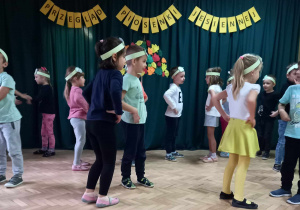 Dzieci z Przedszkola Miejskiego Nr 72 (grupa zielona) prezentują piosenkę "Kasztanki".