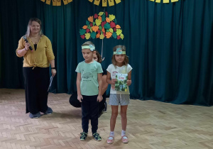 Dzieci z Przedszkola Miejskiego Nr 72 (grupa zielona) odbierają podziękowania za udział w "Przeglądzie jesiennej piosenki".