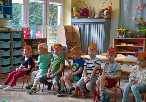 Dzieci oglądają występ kolegów podczas prezentacji o jesieni.