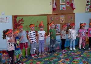 Dzieci prezentują piosenkę o jesieni.