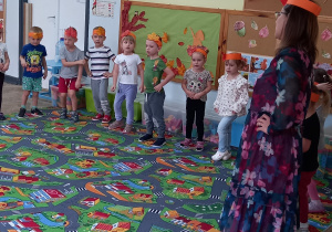 Dzieci prezentują piosenkę o jesieni.
