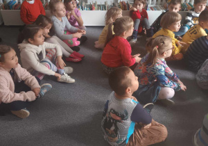 Dzieci słuchają czytanej bajki.