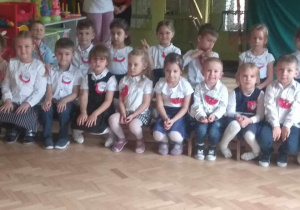 Dzieci podczas uroczystości obchodów Odzyskania Niepodległości.