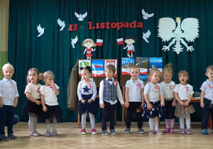 Dzieci z najmłoszej grupy prezentują wiersz o Polsce.