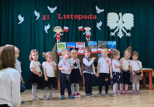Dzieci z najmłoszej grupy prezentują wiersz o Polsce.