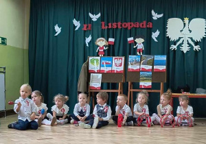 Dzieci z najmłodszej grupy prezentują się w piosence o Polsce.