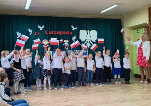 Dzieci tańczą z flagami.