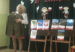 Pani Justyna prezentuje mundur wojskowy.