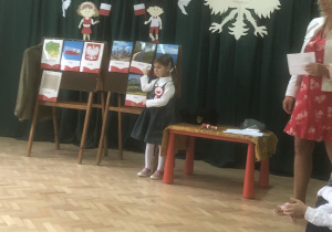 Dziewczynka wskazuje rzekę w Polsce.