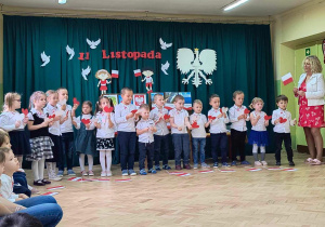Dzieci śpiewają z biało - czerwonymi sercami.
