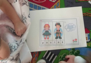 Dzieci podejmują próbę odczytania nazwy elementu stroju ludowego.
