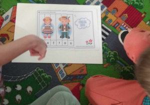 Dzieci podejmują próbę odczytania nazwy elementu stroju ludowego.