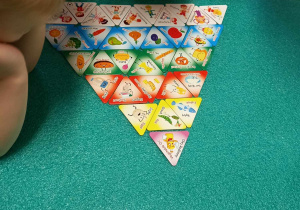 Dzieci układają piramidę zdrowia.