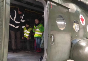 Dzieci oglądają wnętrze helikoptera medycznego.