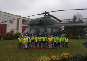 Dzieci pozują na tle helikoptera, będącego już "pomnikiem" w Wojskowych Zakładach Lotniczych.