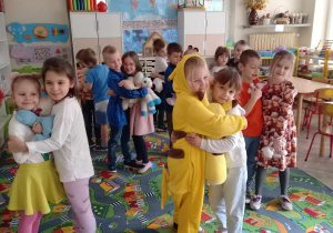 Dzieci tańczą ze swoimi misiami.