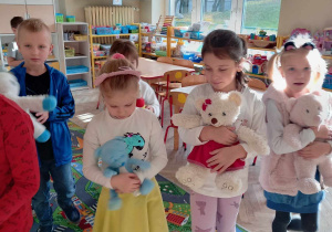 Dzieci prezentują swoje misie.