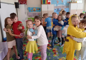 Dzieci tańczą ze swoimi misiami.