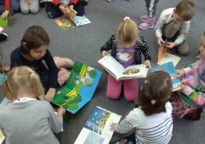 Dzieci oglądają wybrane książeczki.